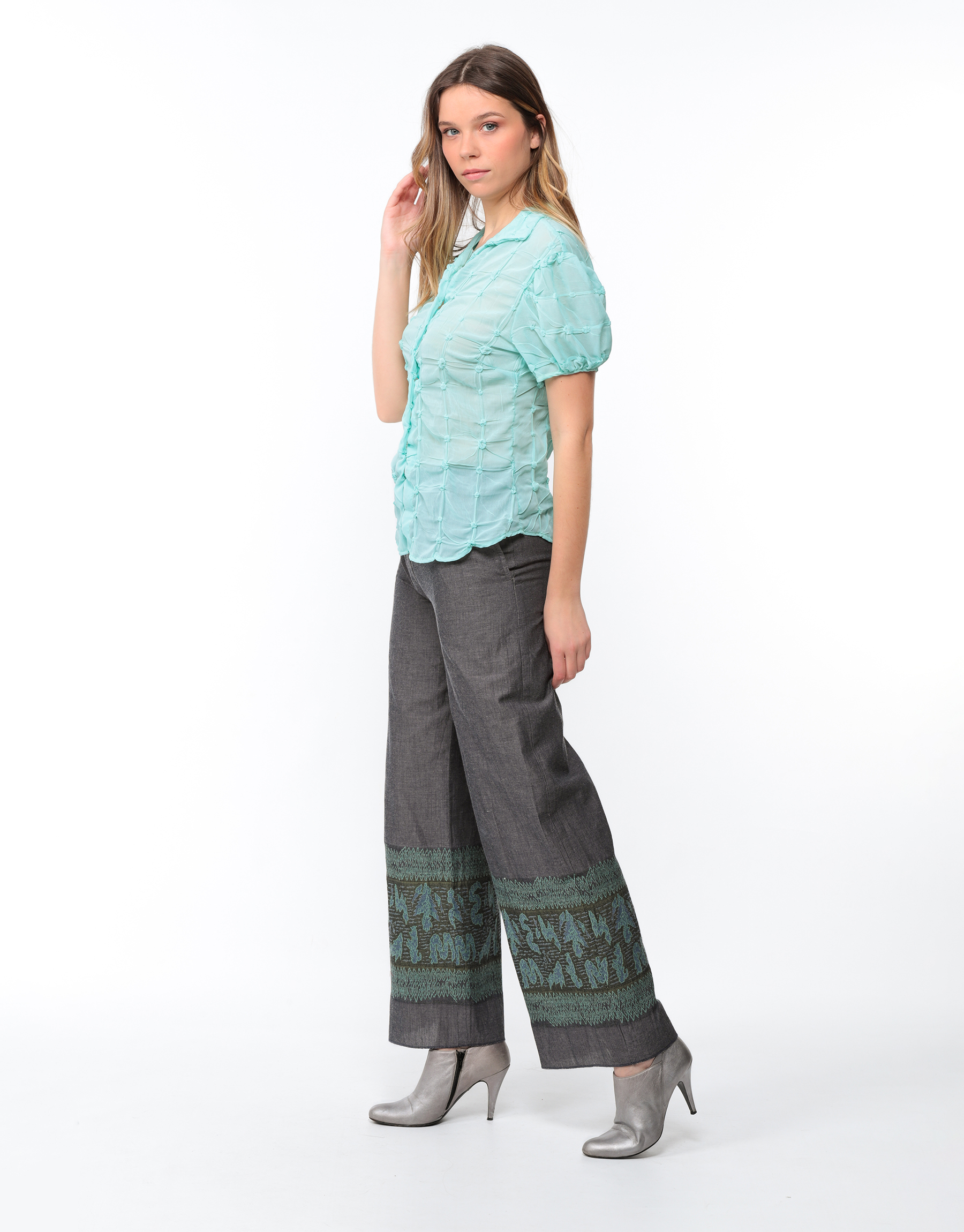 Pantalon large en toile gris acier avec bas brodé turquoise et kaki